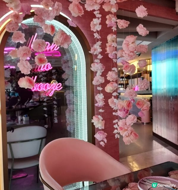 粉紅色系列，以花入饡，童話式的場面好浪漫，好適合女仔打卡，而...