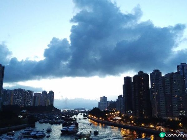 寧靜嘅小社區,有河流嘅夜景入燈光映照份外有氛圍,簡單有興趣一...