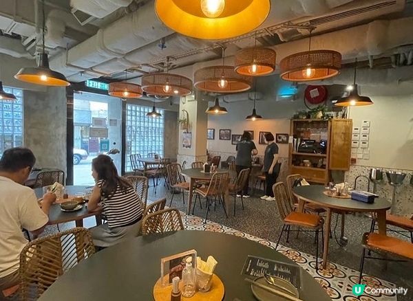 今日天氣晴，跟媽媽到香港一日遊。很久沒到跑馬地，說一於去下香...