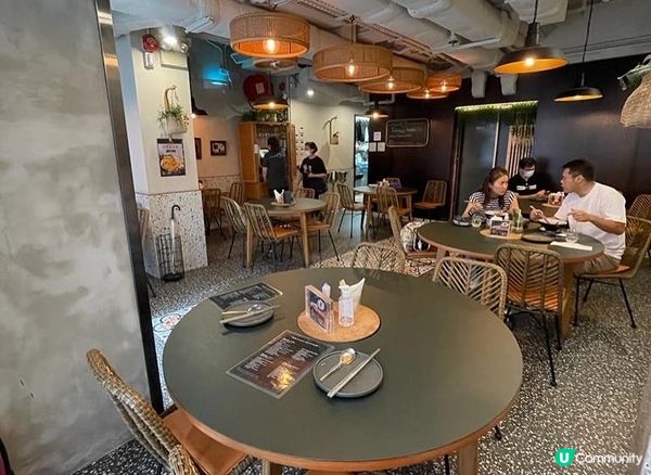 今日天氣晴，跟媽媽到香港一日遊。很久沒到跑馬地，說一於去下香...