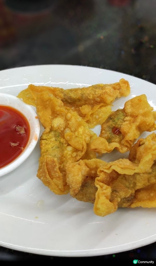 韭菜炸雲吞😋炸得好脆，餡料好香👍🏻點埋個甜酸辣醬食一流...