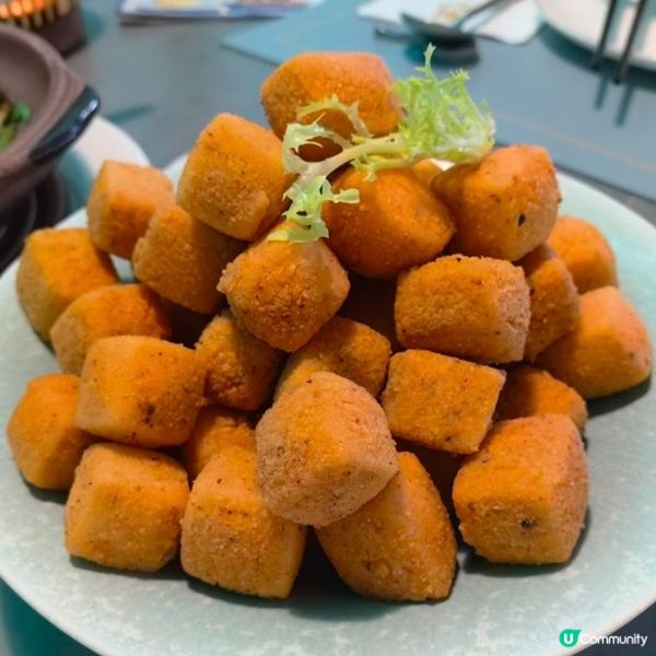 一口炸豆腐，香脆外皮，豆腐鮮嫩