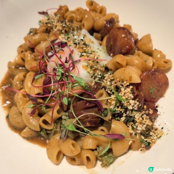 黑蒜惹菌香腸配溫泉蛋，醬汁味道濃郁，香氣撲鼻很好吃