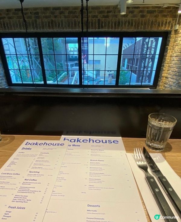 英式磚牆，閣樓式座位，居高臨下別有一番風味😆 食物質素中規中...