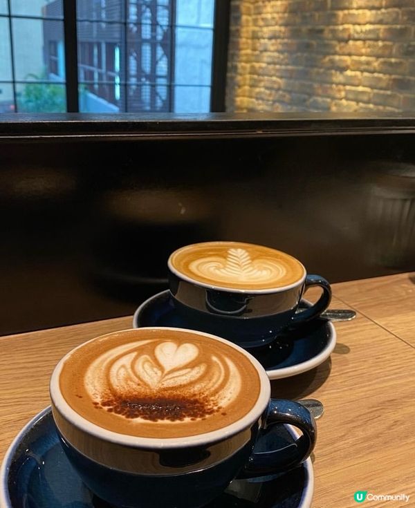 英式磚牆，閣樓式座位，居高臨下別有一番風味😆 食物質素中規中...