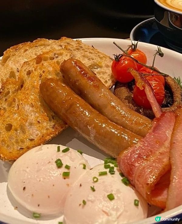 英式磚牆，閣樓式座位，居高臨下別有一番風味😆 食物質素中規中...