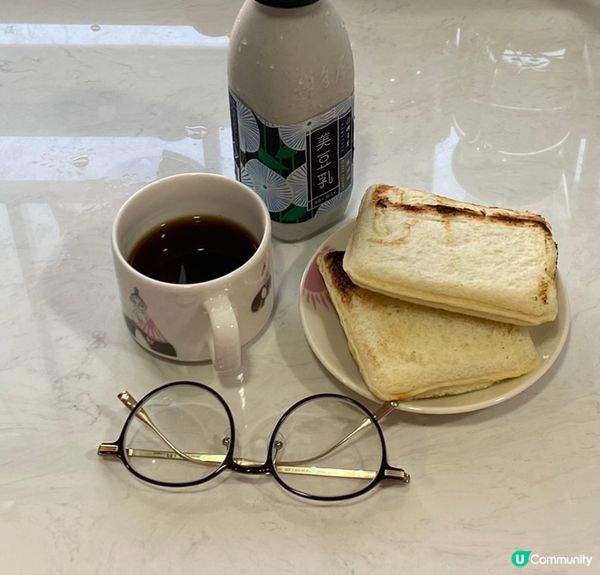 黑咖啡配上麵包飛碟，簡簡單單的一個早餐，簡單又快捷。