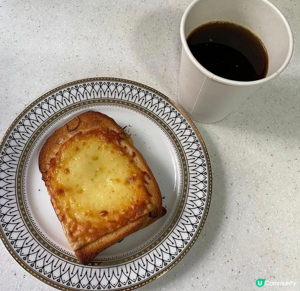 熱黑咖啡配上星巴克既脆芝士火腿多士，簡單又好味既早餐，黑咖啡...