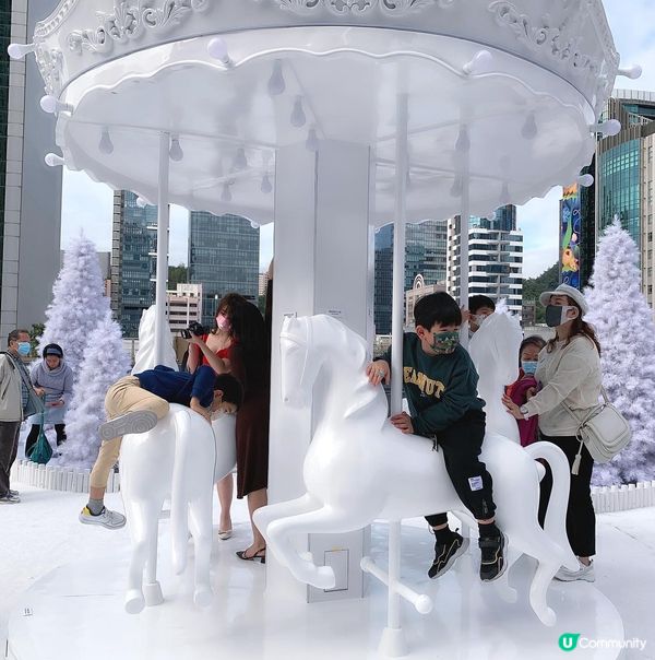 D2 Place 聖誕呈獻|幸福の輪|白色飄雪場景與旋轉木馬...