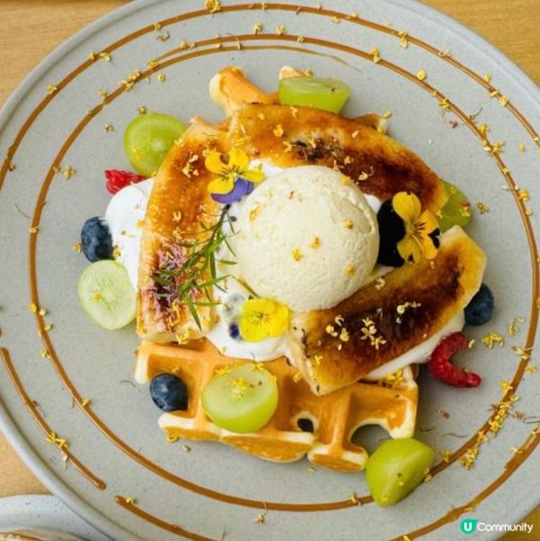 香蕉焦糖鮮奶油鬆餅拼新鮮水果·賣相精緻又好味道