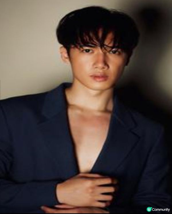 邱士縉 - 香港男歌手，香港男子跳唱組合MIRROR成員
