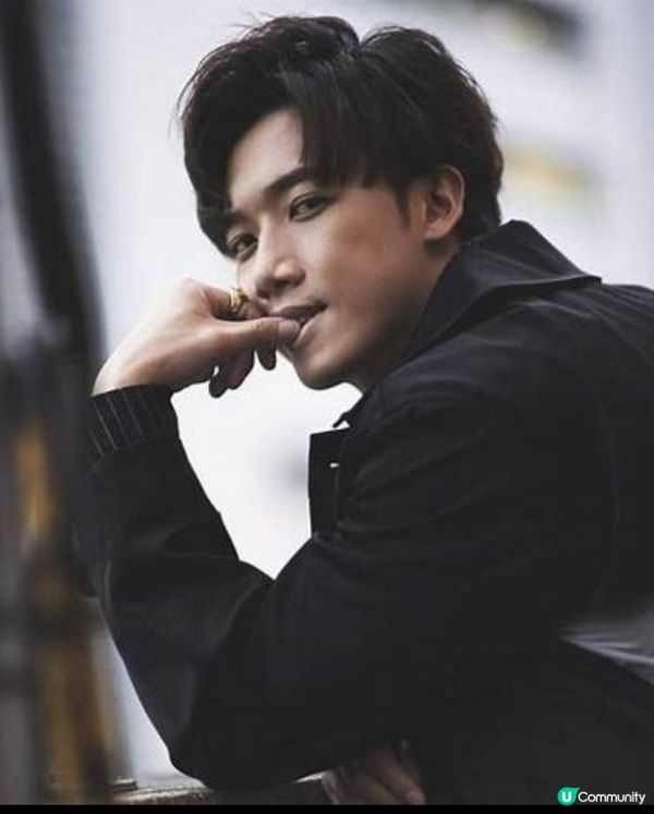 邱士縉 - 香港男歌手，香港男子跳唱組合MIRROR成員
