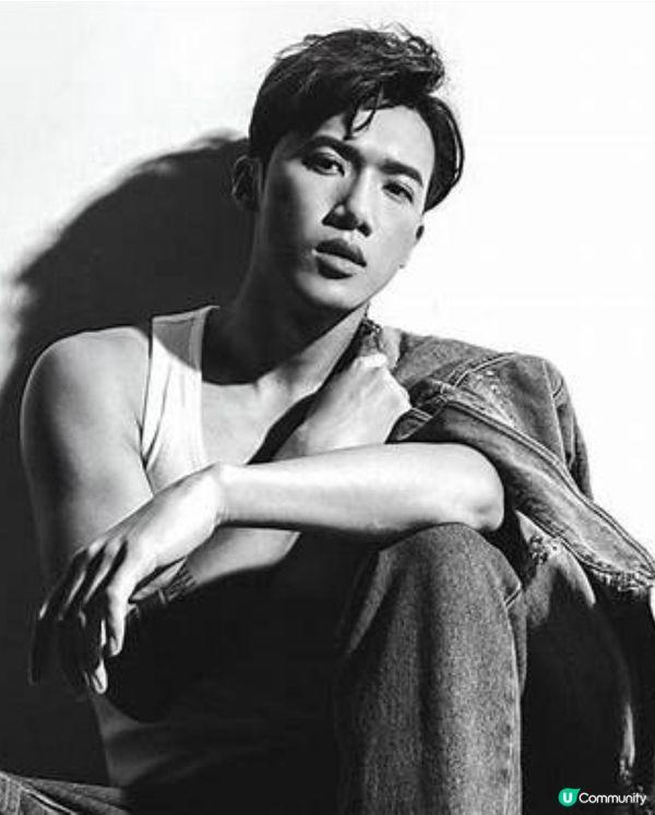 邱士縉 - 香港男歌手，香港男子跳唱組合MIRROR成員
