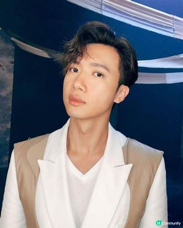 邱士縉 - 香港男歌手，香港男子跳唱組合MIRROR成員
