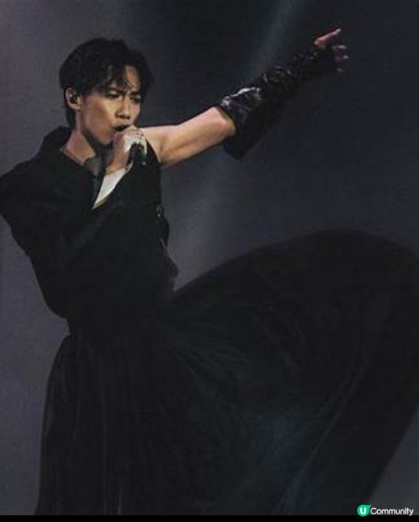 邱士縉 - 香港男歌手，香港男子跳唱組合MIRROR成員
