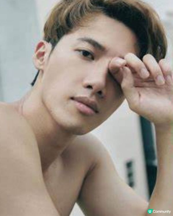 邱士縉 - 香港男歌手，香港男子跳唱組合MIRROR成員
