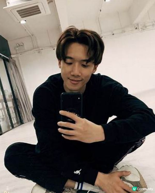 邱士縉 - 香港男歌手，香港男子跳唱組合MIRROR成員
