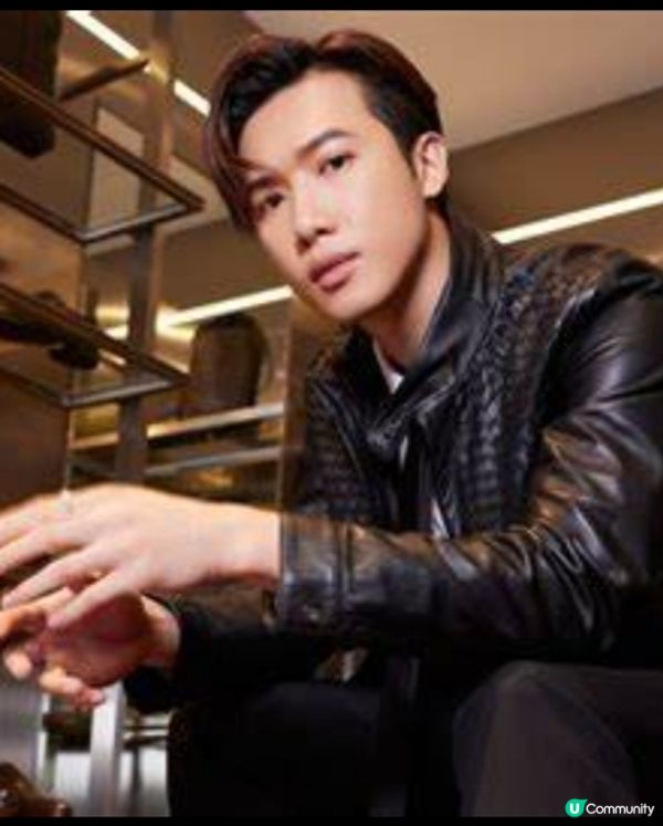 邱士縉 - 香港男歌手，香港男子跳唱組合MIRROR成員
