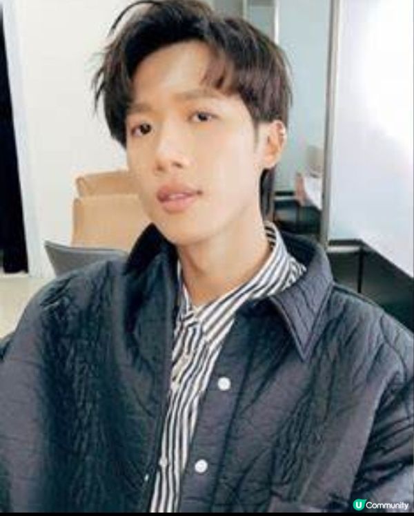 邱士縉 - 香港男歌手，香港男子跳唱組合MIRROR成員
