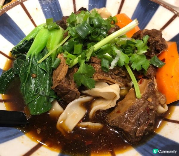紅燒牛肉麵😋睇個湯底色就知幾濃味，但一點也不咸 食完唔會口渴...