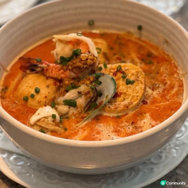 海鮮喇沙麵，喇沙湯底味道濃郁，鮮蝦及青口爽口彈牙好吃