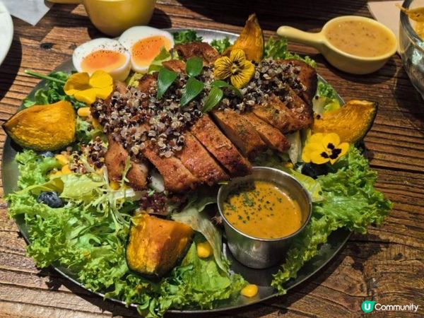 藜麥南瓜烤肉沙律，材料豐富，烤肉好吃，配上藜麥更好食