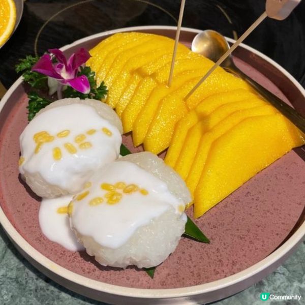 泰式椰汁芒果糯米飯，芒果鮮甜，糯米飯軟糯口感香濃椰汁味