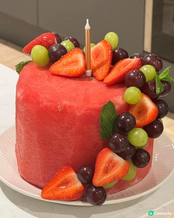 朋友充滿創意的生果生日蛋糕