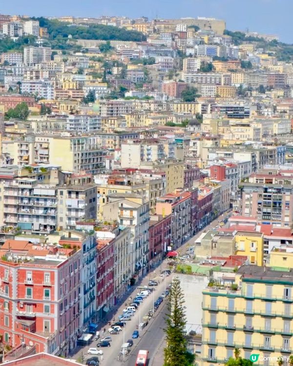 想欣賞那不勒斯(Napoli)的全景,可登上位於小山丘上的V...