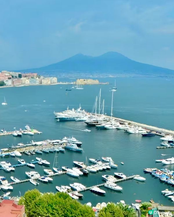 想欣賞那不勒斯(Napoli)的全景,可登上位於小山丘上的V...