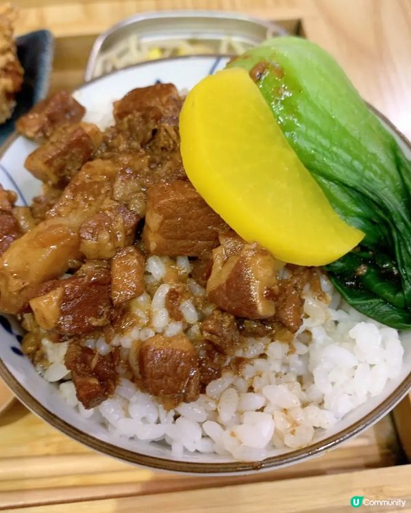 肥美蚵仔鮭魚蝦卵魯肉飯
