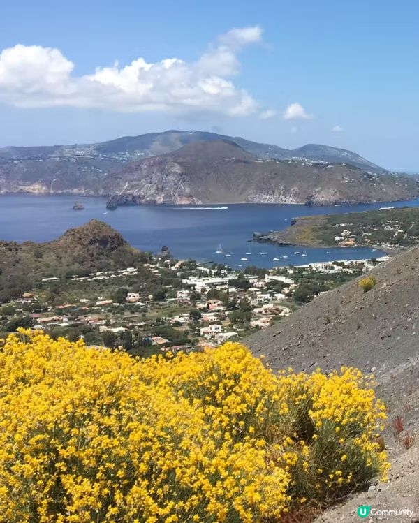 在西西里島海濱小城Milazzo 登上了大渡輪, 向小島Vu...