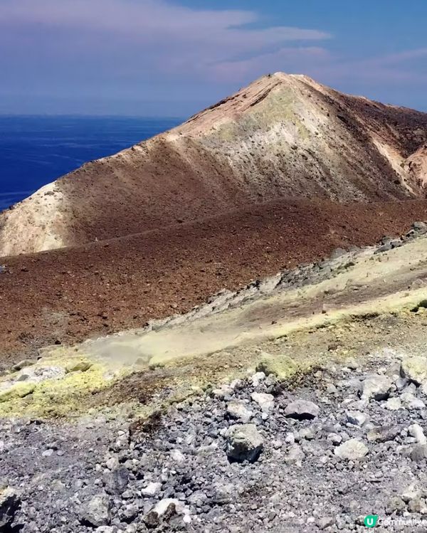 在西西里島海濱小城Milazzo 登上了大渡輪, 向小島Vu...