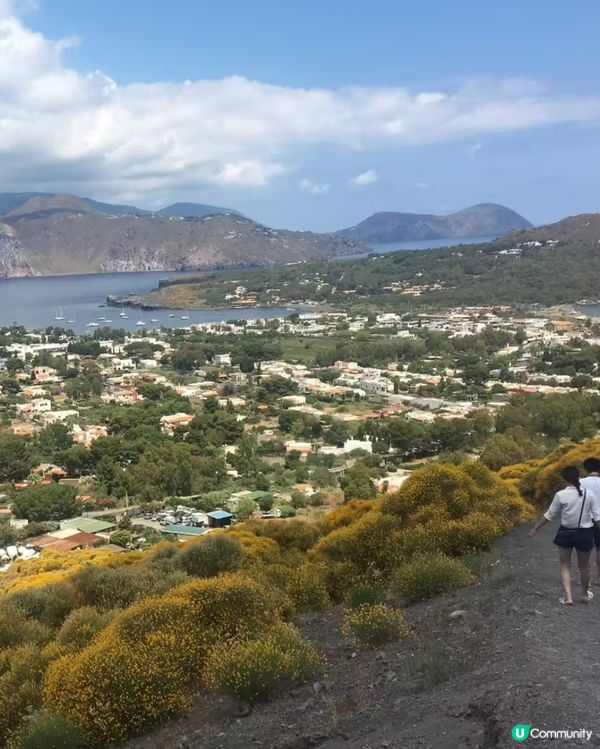 在西西里島海濱小城Milazzo 登上了大渡輪, 向小島Vu...