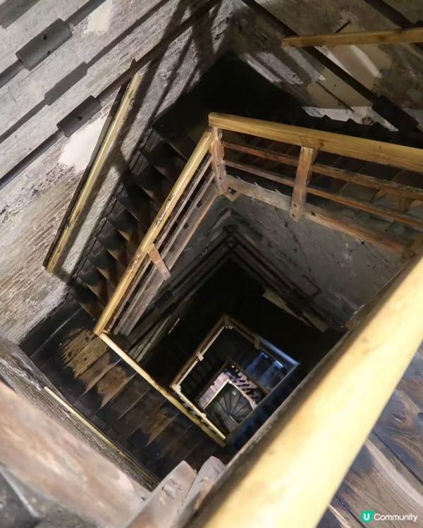 來到意大利的波隆那,不要錯過登上塔頂,看漂亮的古城全景噢!紅...