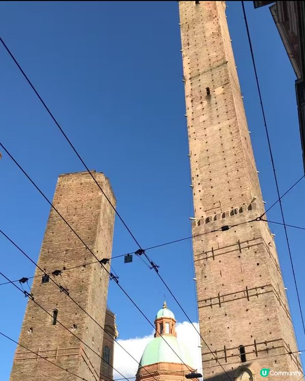 來到意大利的波隆那,不要錯過登上塔頂,看漂亮的古城全景噢!紅...