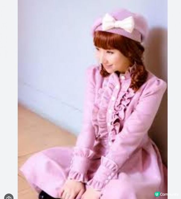 她出外找工作了