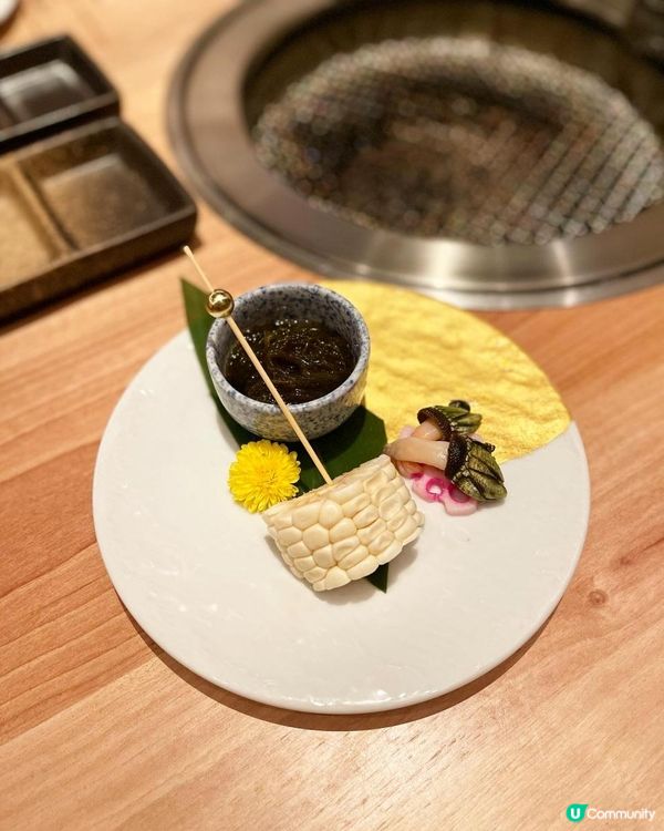 三郎燒肉主打日式燒肉，裝潢以木系和水泥磚作主題😙，感覺好ch...