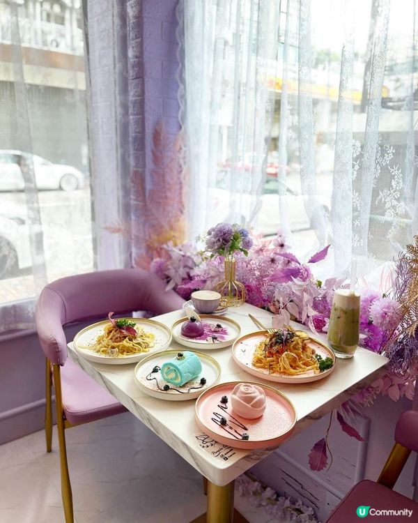 太子開咗間用紫色做主題的咖啡店，一嚟到門口已經見到咁多人嚟打...