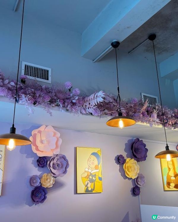 太子開咗間用紫色做主題的咖啡店，一嚟到門口已經見到咁多人嚟打...