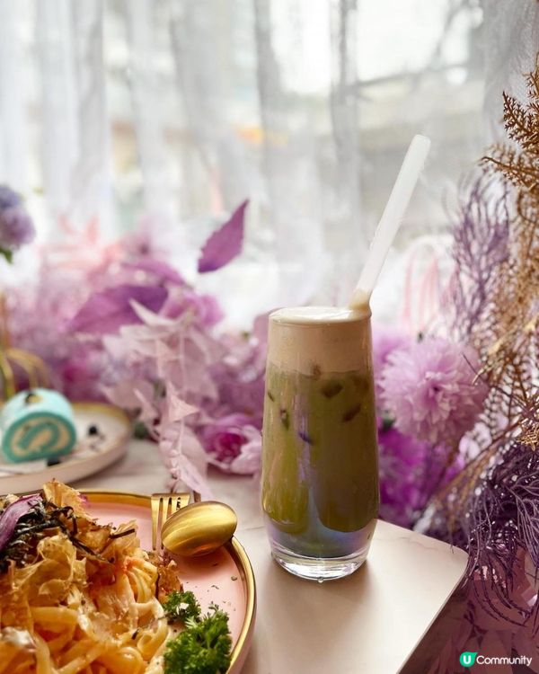 太子開咗間用紫色做主題的咖啡店，一嚟到門口已經見到咁多人嚟打...