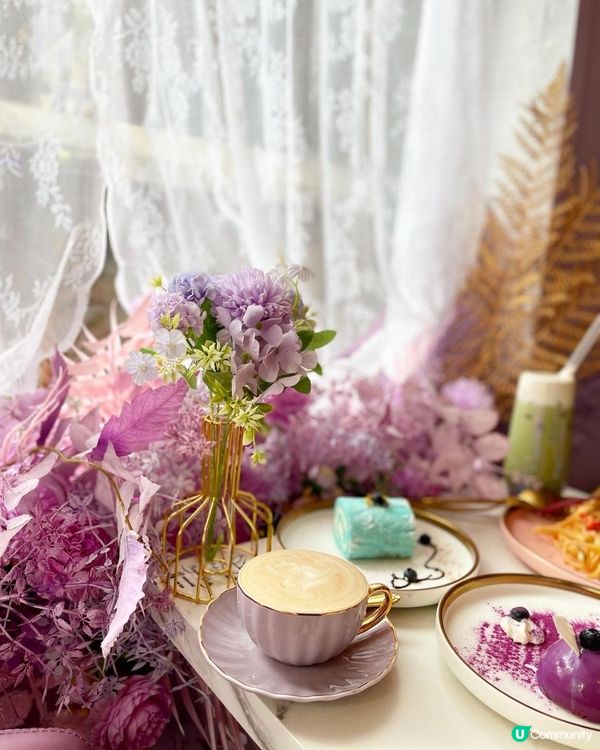 太子開咗間用紫色做主題的咖啡店，一嚟到門口已經見到咁多人嚟打...