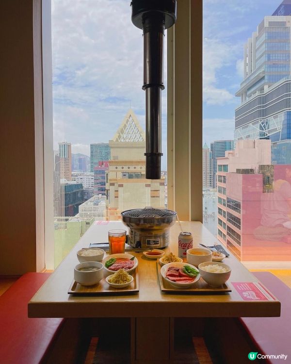 餐廳喺厚福街𝟐𝟏樓，好高好chill喔，仲有好大的落地玻璃窗...