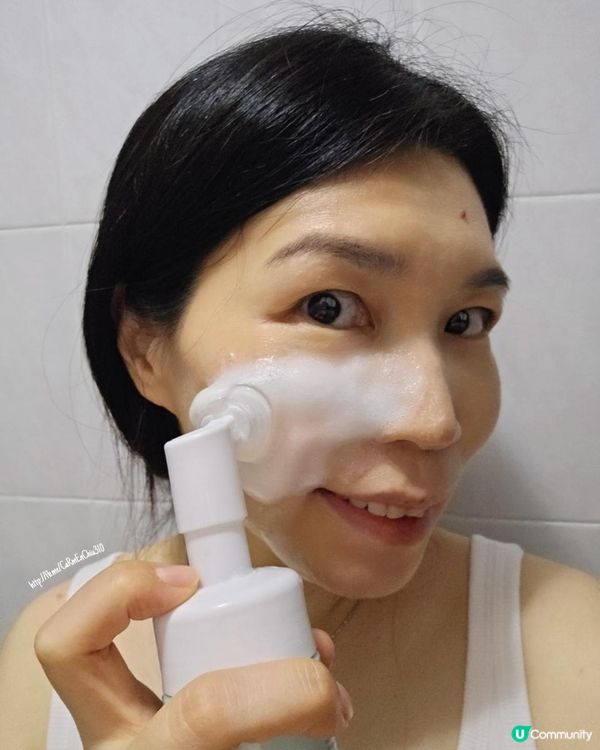 溫和輕鬆去除面上角質層 全靠自帶刷頭的潔⾯泡