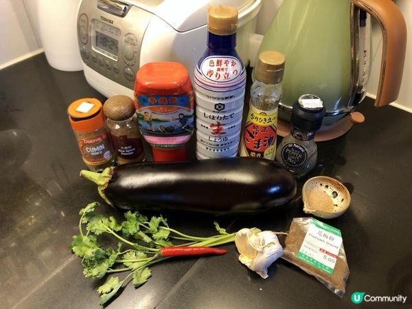 去串燒店幾乎必點嘅蒜蓉焗茄子，加埋孜然粉，超級惹味，做法亦好...