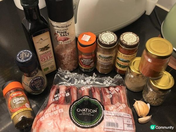 做法一啲都唔複雜嘅焗羊架，用幾種香料醃一晚再焗就搞掂，惹味之...