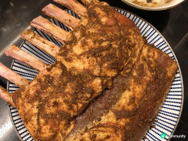 做法一啲都唔複雜嘅焗羊架，用幾種香料醃一晚再焗就搞掂，惹味之...