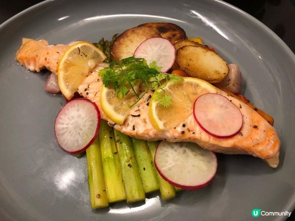 三文魚有營養又易整易熟，個人非常推薦紙包焗呢個方法，魚肉保證...