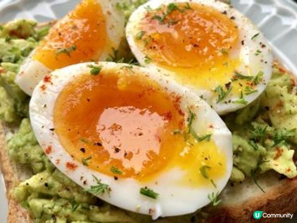 簡單又好食嘅溏心蛋牛油果多士 🥑。我唔太鐘意牛油果本身嘅味所...