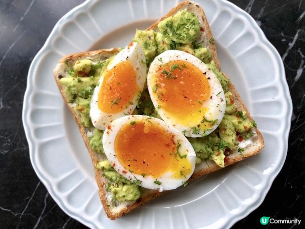 簡單又好食嘅溏心蛋牛油果多士 🥑。我唔太鐘意牛油果本身嘅味所...